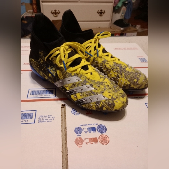 ADIDAS PREDATOR MARVEL WOLVERINE CLEATS - Picture 8 of 13